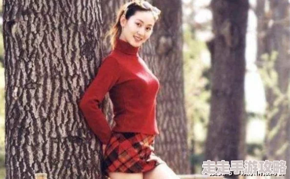 荀琳大尺度人体写真集引发热议，网友们对其艺术性与审美观念的看法各异，褒贬不一