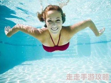 泳池水下泳衣乳揉捏：新研究揭示水中运动对女性身体自信心的积极影响与心理健康关系