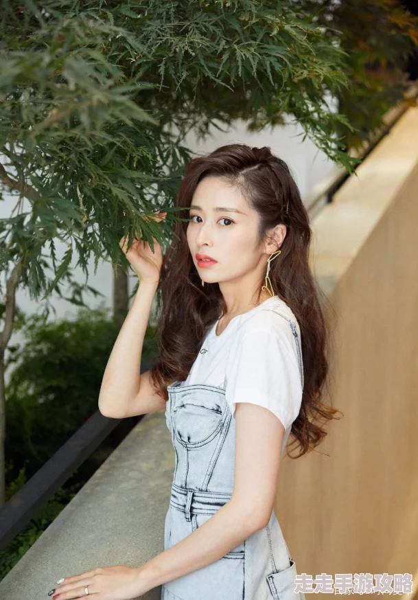 美女的胸18岁以下禁止观看，网友认为这种限制过于严格，应该尊重青少年的自主选择和判断能力