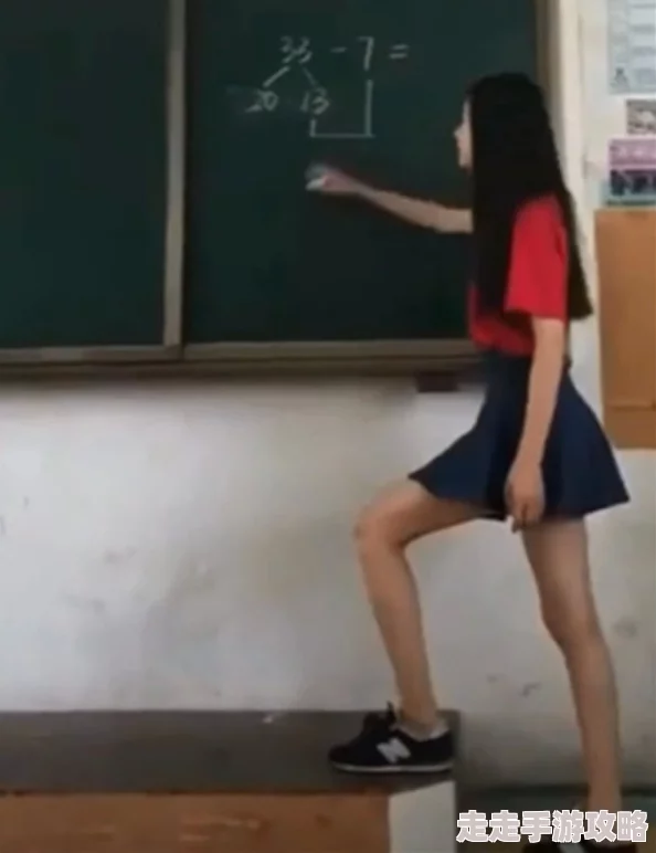 老师掀开裙子让我爽了一夜，事件引发广泛关注，相关部门已介入调查，涉事教师面临严厉处分