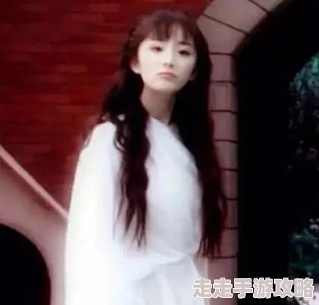 白丝玉足小舞被啪到娇喘不，网友纷纷表示这类内容过于低俗，不符合主流价值观，呼吁加强监管