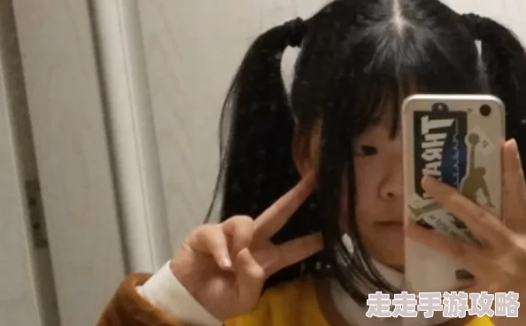露脸高中生粉嫩自拍引发热议，网友纷纷评论其青春活力与自信表现，成为社交媒体上的热门话题