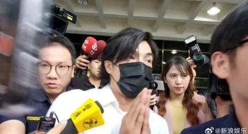 美女漏bb事件最新进展：涉事人员已被警方传唤，相关视频在社交媒体上引发热议与讨论