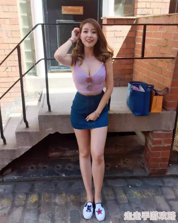 老师的胸好大：近日，一位学生在社交媒体上分享了与老师互动的视频，引发网友热议，讨论教育与身体形象的话题