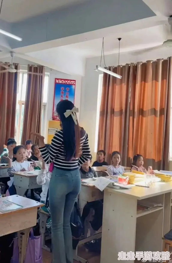 老师的胸好大：近日，一位学生在社交媒体上分享了与老师互动的视频，引发网友热议，讨论教育与身体形象的话题
