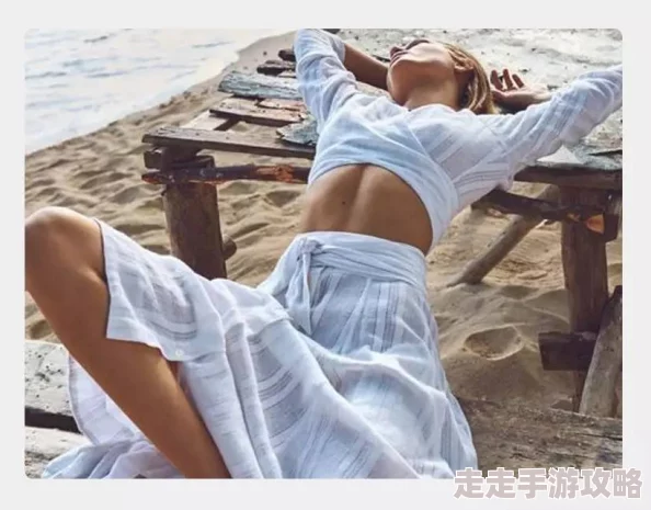 男人一边摸一边脱女人衣服，网友纷纷表示这种行为极其不尊重女性，应该受到谴责和制止