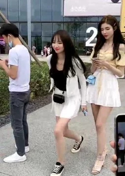 男生戳美女两腿中间的搞笑视频，引发网友热议与讨论