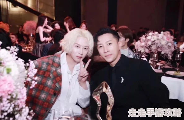 美男都扔给我吧生活中充满了积极的能量，让我们勇敢追求自己的梦想，拥抱每一个美好的瞬间，收获属于自己的幸福与快乐