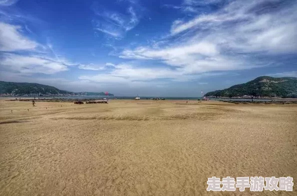 美女扒开比基尼露出大胸近日在海滩上引发热议众多路人纷纷驻足拍照场面火爆令人瞩目