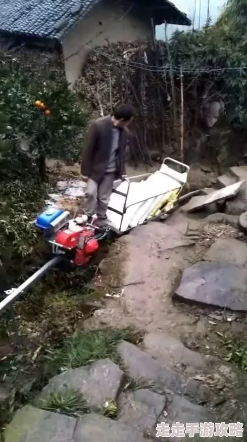 村长扶着小萍的腰猛的挺进在乡村振兴的道路上大家齐心协力共同努力推动社区发展实现美好生活愿景