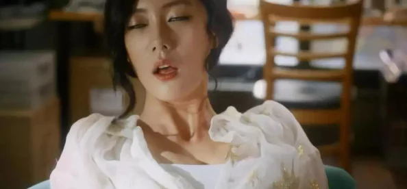 美女黄色三级 网友评价：这部影片虽然情节简单，但画面精美，演员表现出色，确实让人眼前一亮，值得一看