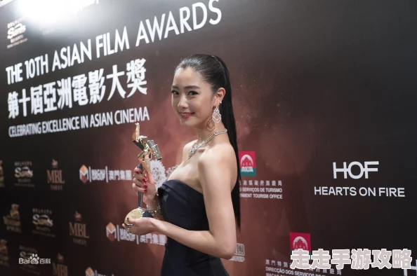 美女黄色三级 网友评价：这部影片虽然情节简单，但画面精美，演员表现出色，确实让人眼前一亮，值得一看