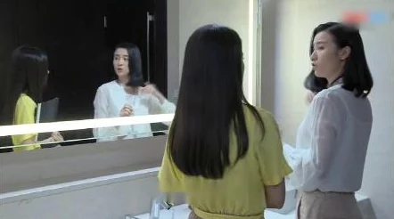 大胸奶水美人双性总受指的是拥有丰满胸部和母乳的双性恋者，常在特定情境中扮演被动角色