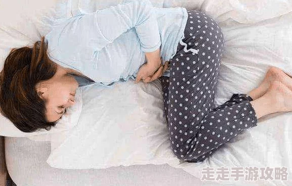 手伸进她的乳罩里揉搓着这是一种性骚扰行为，侵犯了对方的身体自主权和尊严