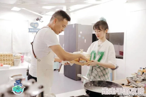伸到同桌奶罩里捏她胸h最近学校食堂推出了新的美味菜品，学生们纷纷点赞