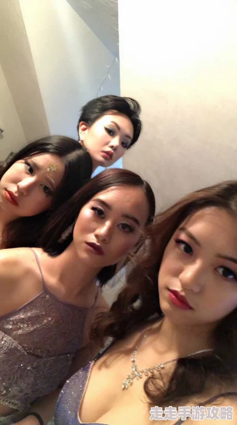 放荡的高中女校花她最近被选为校园舞会的女王，备受瞩目。