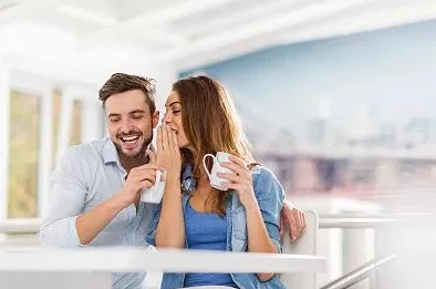 男生女生在一起愁愁，面对感情的挑战与成长，他们如何找到彼此的理解与支持，共同走过难关？