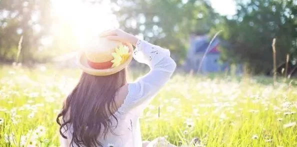 男生女生在一起愁愁，面对感情的挑战与成长，他们如何找到彼此的理解与支持，共同走过难关？
