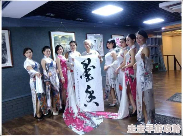 道袍下的双乳h：当传统文化与现代审美相遇，展现出独特的艺术魅力与视觉冲击力