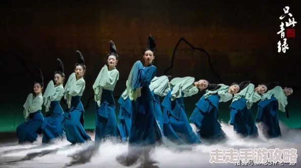 道袍下的双乳h：当传统文化与现代审美相遇，展现出独特的艺术魅力与视觉冲击力
