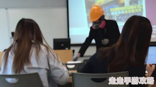 美女扒开尿口来摸，现场反应热烈，引发网友热议与讨论，究竟背后隐藏着怎样的故事？