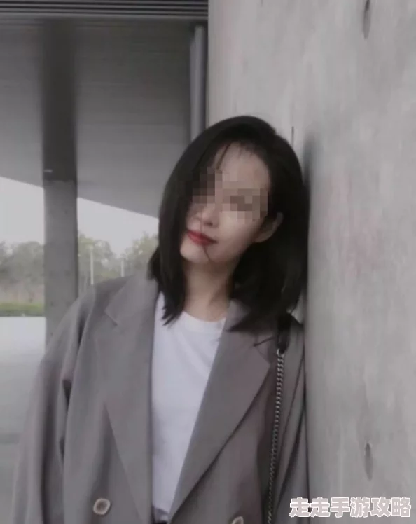 美女两腿间流出白浆，现场目击者惊呼不已，引发网友热议与讨论，背后故事令人深思