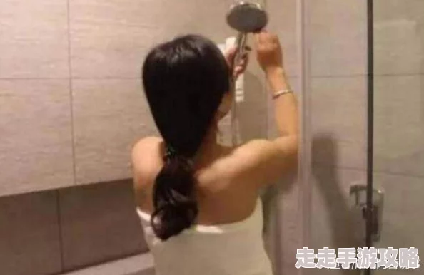 美女两腿间流出白浆，现场目击者惊呼不已，引发网友热议与讨论，背后故事令人深思