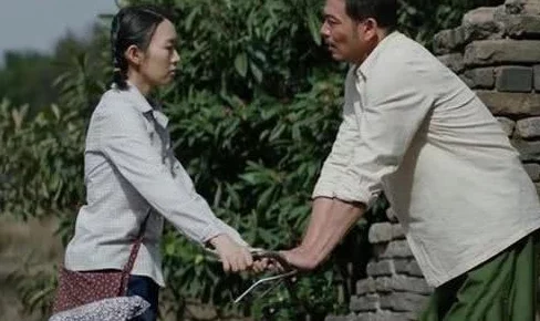 艳艳乡村勾搭老汉野战，意外遭遇邻居目击引发一场惊心动魄的追逐戏码！