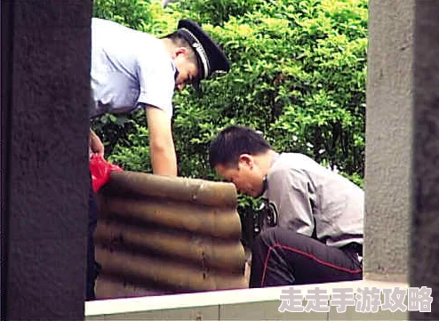 艳艳乡村勾搭老汉野战，意外遭遇邻居目击引发一场惊心动魄的追逐戏码！
