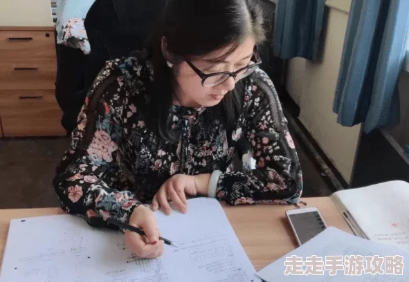 韩国年轻漂亮女教师6：她在课堂上展现出独特的教学风格，吸引了众多学生的关注与喜爱