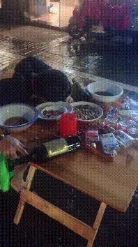 女生舔女生下面照片引发热议，社交媒体上关于性别表达和个人隐私的讨论持续升温，引起广泛关注与争议