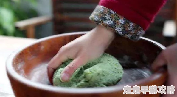 妹子被揉胸上头视频引发热议，网友纷纷评论，讨论事件背后的社会现象与性别平等问题
