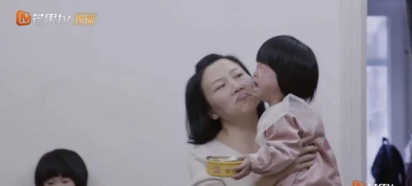 “扒开胡桃 狂揉 难受”网友评价：这操作太过火了，难道不怕受伤吗？看了真是心疼胡桃啊！
