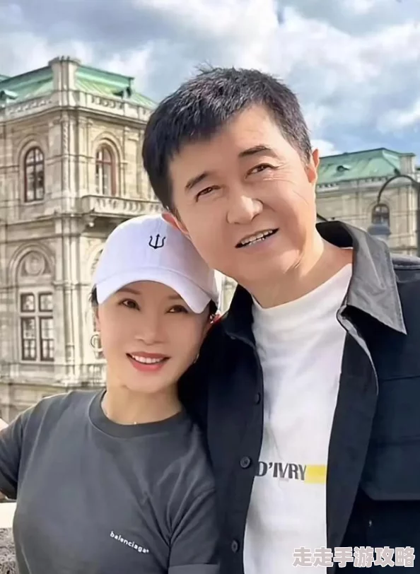 马车上的欢乐：乡村节日盛典吸引千人参与，欢声笑语洋溢在每一个角落！