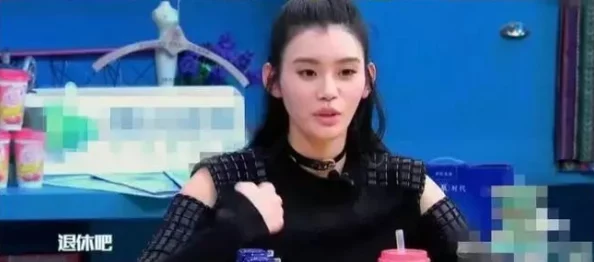 美女扒开胸罩给男生看，社交媒体引发热议，网友们纷纷讨论这一行为的影响与社会观念的变化