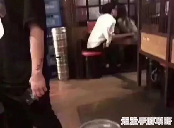 邻居的丝袜脚让我爽翻天视频，很多网友表示这种内容过于露骨，不适合在公共平台传播