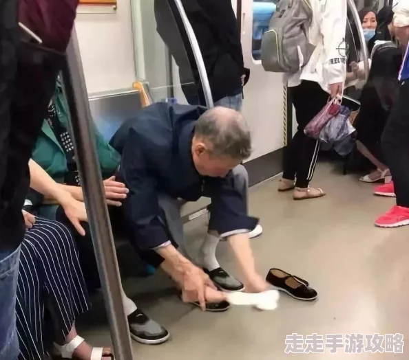 美女沟厕近拍撒尿视频引发热议，网友纷纷讨论隐私与公共场合的界限问题，相关法律法规亟待完善