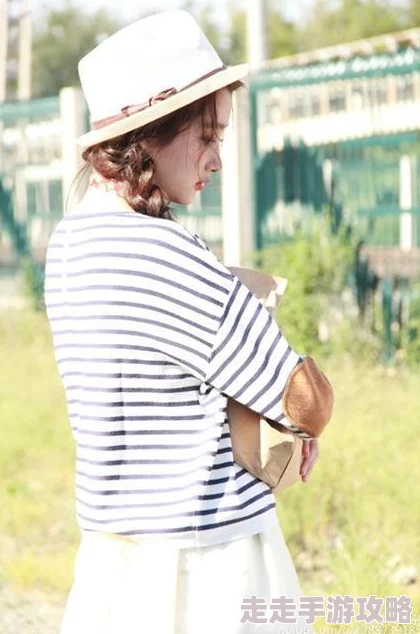 美女草逼视频引发网友热议，许多人对其内容表示不满，认为应加强对网络视频的监管与审查
