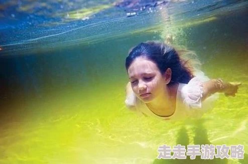 美女被日出水，近日在社交媒体上引发热议，众多网友纷纷评论其美丽的瞬间和独特的拍摄角度