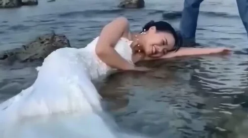 美女被日出水，近日在社交媒体上引发热议，众多网友纷纷评论其美丽的瞬间和独特的拍摄角度