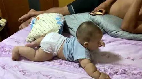 撅屁股挨操：近日网络热议这一话题，引发众多网友讨论，相关视频和评论层出不穷，成为社交媒体的新焦点