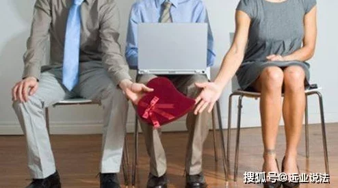 秘书跪在胯下伺候老板，引发职场性别歧视争议，网友热议工作环境与权力关系的复杂性