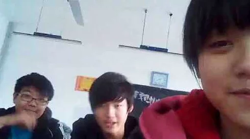 男校公用便器hhh夏苒苒：校园生活中的趣事与挑战，带你走进男校的日常点滴与幽默瞬间