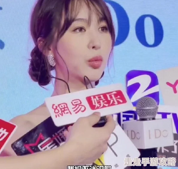 女人疯狂喷水爽视频引发网友热议，许多人表示好奇，但也有不少人认为内容过于露骨，不适合传播
