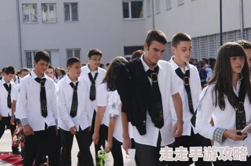 女性全身裸露无遮挡：引发社会热议，讨论身体自主权与艺术表现的界限，激发公众对性别平等的深思