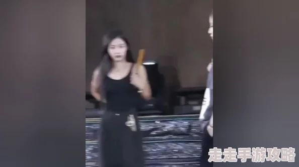 日本夏冰寒说：扒下老师的黑色蕾丝内裤：近日，该事件引发广泛关注，网友们纷纷讨论其背后的社会问题与教育伦理
