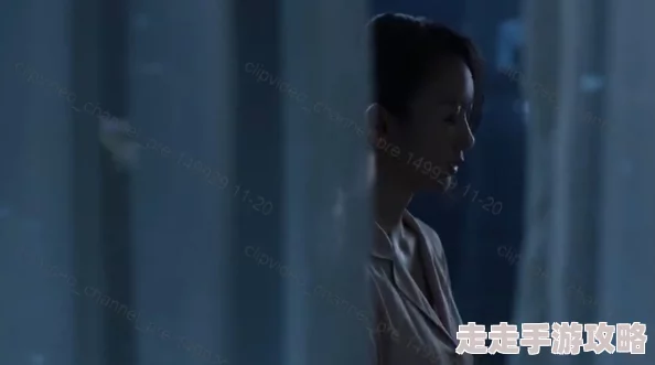 兰姨捂着嘴怕发出声音吵到，心中却暗自庆幸终于找到了这个秘密的藏身之处，感受到一丝紧张与期待交织的情绪
