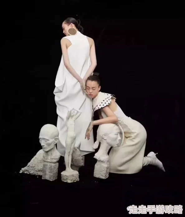 李丽莎人体艺术，展现了独特的美感与深刻的思考，让人对艺术有了新的理解
