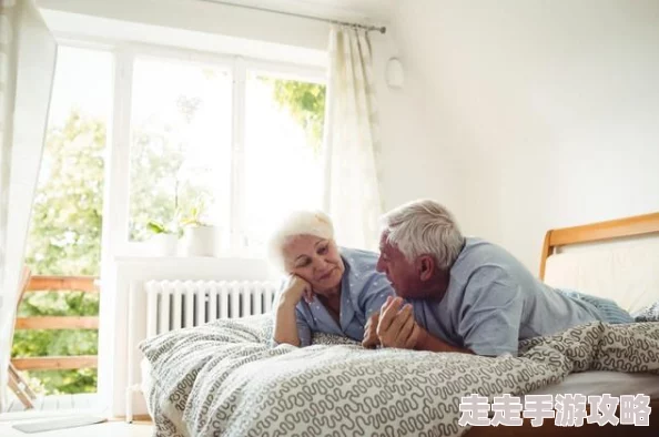 美女和男生在床上生活中有许多美好的瞬间，珍惜与朋友的相处时光，共同创造快乐回忆，让每一天都充满阳光与正能量