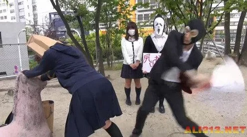 日本老师扒裙子打屁股的视频原来是学生恶作剧的整蛊计划